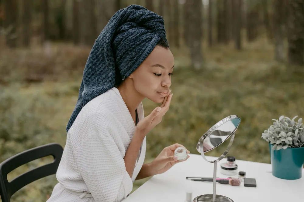 Application douce d’un soin du visage